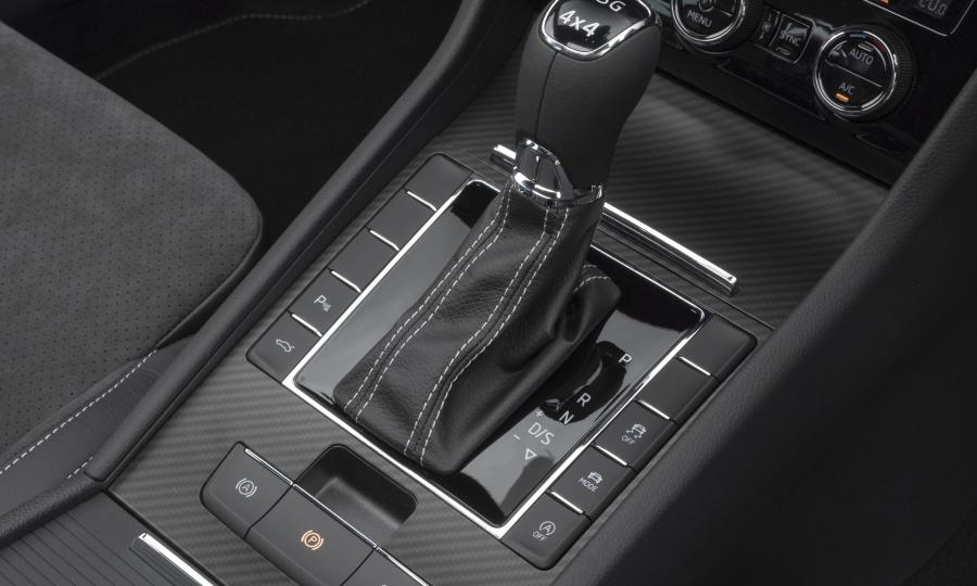 Детали интерьера Skoda Superb Combi 4x4 SportLine 2019 года  (UK) (фото 29 из 34)
